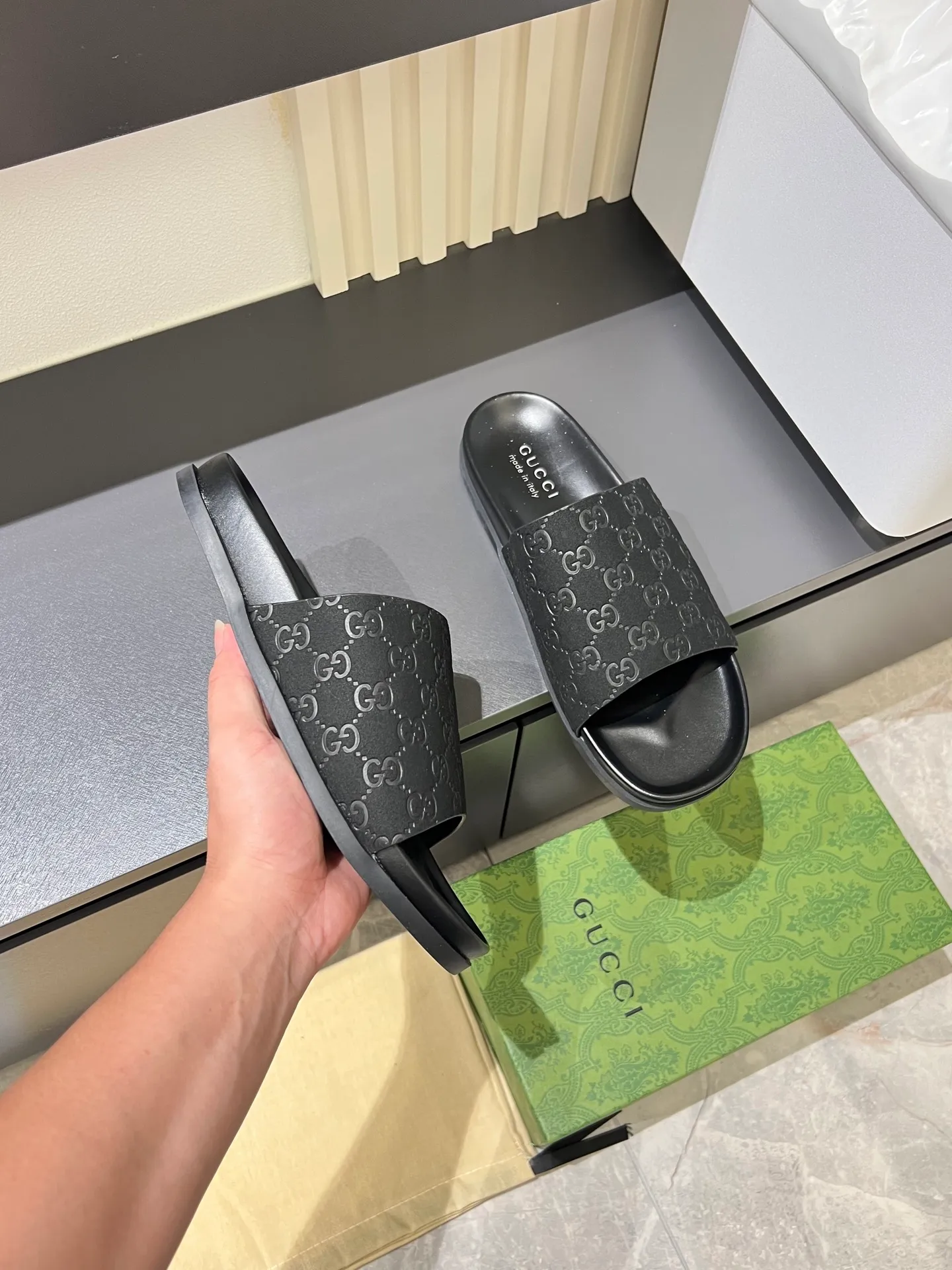 Men's Men's Shoes 💰p320 "GUCC＊" These slippers are made of GG polyester and feature a Gucci label on the front, adding a bold logo feel to the style. "Gucci Made in Italy" stamped label Rubber sole. Size 38-44